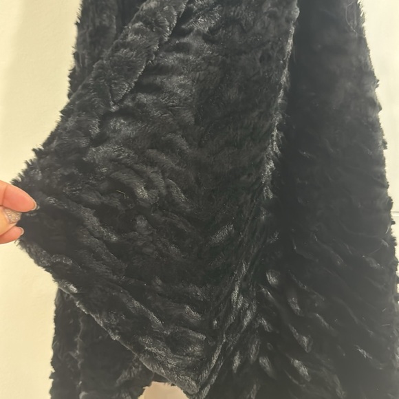 Faux Fur Vest - Picture 2 of 4